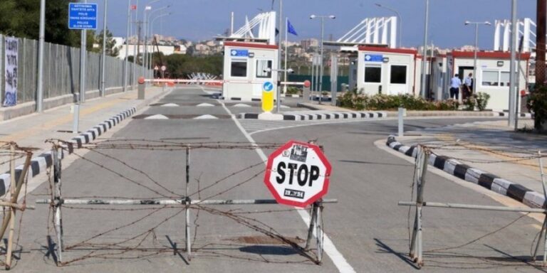 Χειροπέδες σε Τούρκο ταξιτζή στο οδόφραγμα Δερύνειας-Φέρεται να πουλούσε όπλα