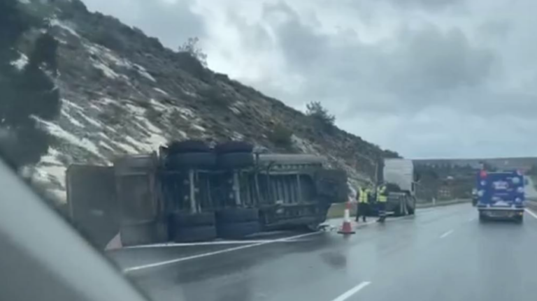 Ανατράπηκε φορτηγό στο highway, περιορισμένη ορατότητα λόγω βροχών!