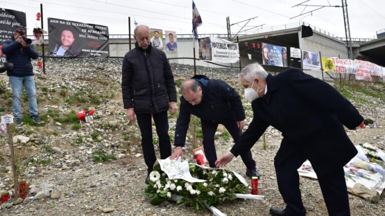 Τέμπη: Σε κλίμα συγκίνησης το τρισάγιο για τα 57 θύματα της τραγωδίας