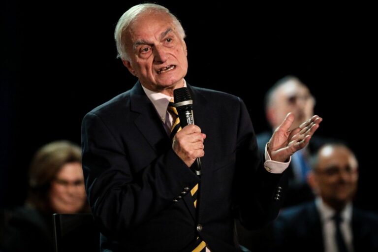 Στο νοσοκομείο ο Μανώλης Μαυρομμάτης και η σύζυγός του μετά από φωτιά στο διαμέρισμά τους,,,
