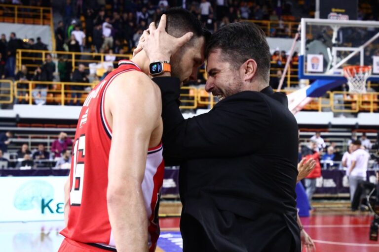 Η συγκλονιστική φωτογραφία του Κώστα Παπανικολάου με τον Χρήστο Μπαφέ…