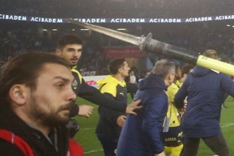 Μαχαίρια, ρόπαλα και…σημαιάκι του κόρνερ: Τα πολεμοφόδια των οπαδών της Τράμπζονσπορ! (ΦΩΤΟΣ)