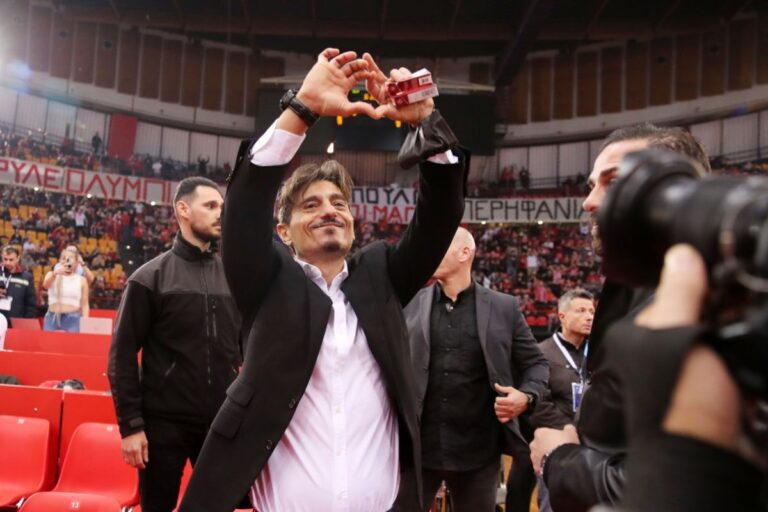 Η είσοδος του Δημήτρη Γιαννακόπουλου στο παρκέ του ΣΕΦ κάνοντας καρδούλα! (ΒΙΝΤΕΟ)