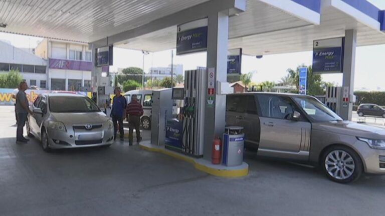 Σπεύδουν στα πρατήρια οι Κύπριοι πριν την αύξηση στις τιμές των καυσίμων