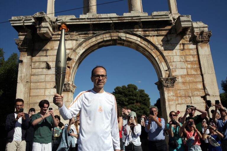 Οι εκπρόσωποι της Κύπρου με την Ολυμπιακή φλόγα (ΦΩΤΟΣ)