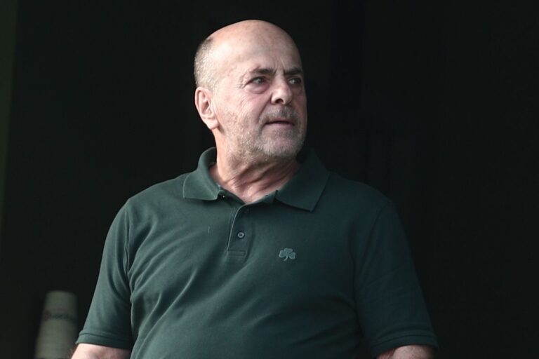 Βολές Αλαφούζου: «Έχετε ακούσει το ανέκδοτο με τον σκύλο;»
