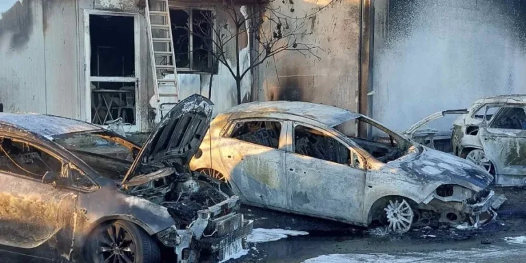Φωτιά σε συνεργείο αυτοκινήτων στο Καϊμακλί- Ζημιές σε 12 οχήματα (pics)