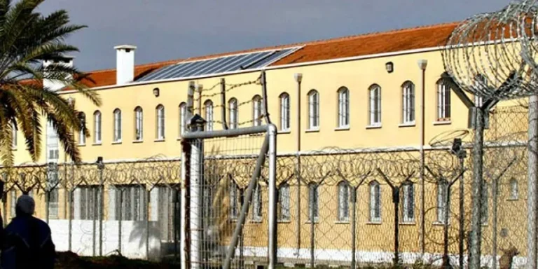Χειροπέδες σε 42χρονο δεσμοφύλακα μετά από εντοπισμό ναρκωτικών στις Κεντρικές