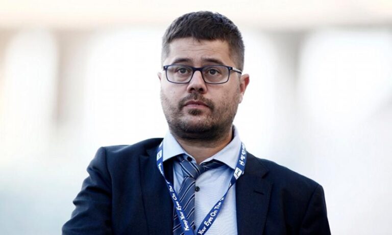 Η Μπριζ δεν άφησε τον Μάκη Γκαγκάτση να πάει στα αποδυτήρια!
