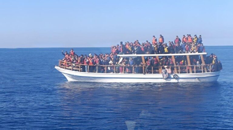 Εισβολή με σαπιοκάραβα φορτωμένα μετανάστες δέχεται η Κύπρος…