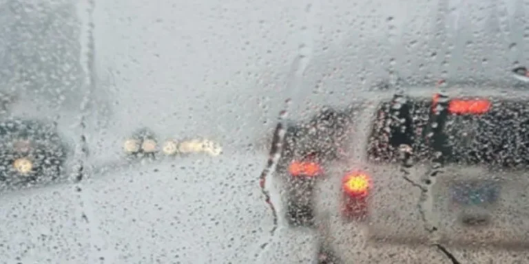 Οδηγοί προσοχή: Έντονες βροχοπτώσεις, χαλάζι και πέτρες στον αυτοκινητόδρομο