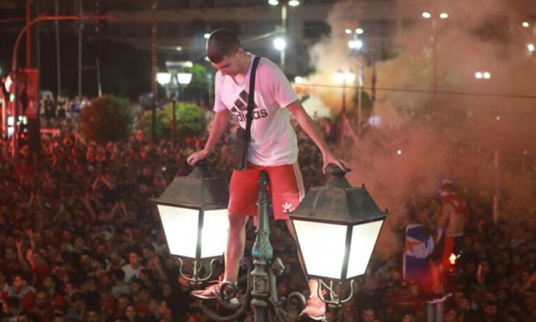 Στο νοσοκομείο τέσσερις φίλοι του Ολυμπιακού, έπεσαν από στύλους!