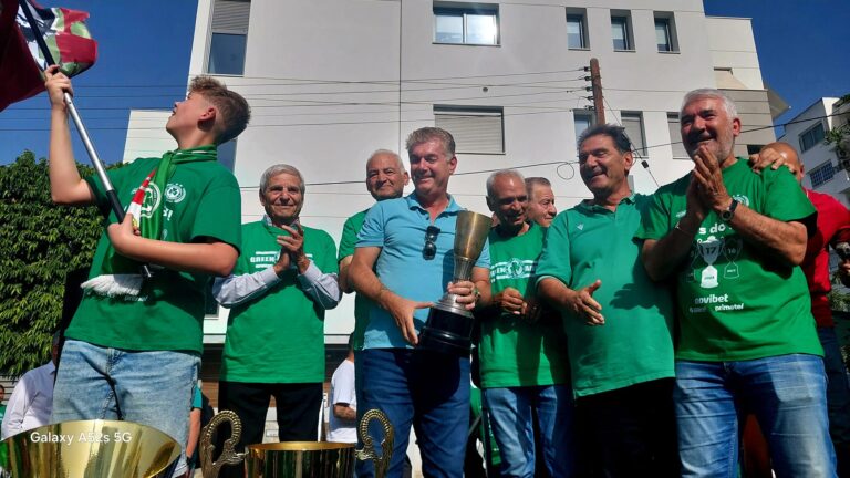 «Ψηλά τα κεφάλια και τα λάβαρα!!»