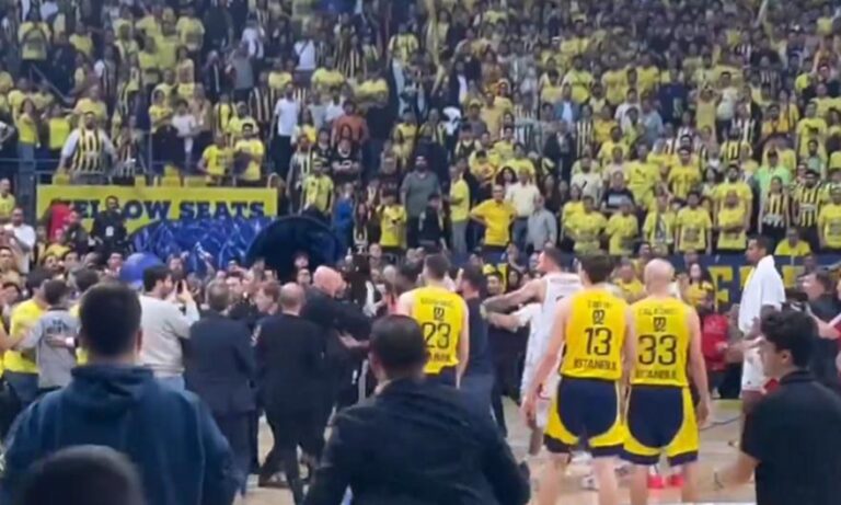 Χαμός στο φινάλε του Φενέρ-Μονακό: Φίλαθλοι των γηπεδούχων μπούκαραν στο παρκέ και τα έβαλαν με παίκτες των Μονεγάσκων!