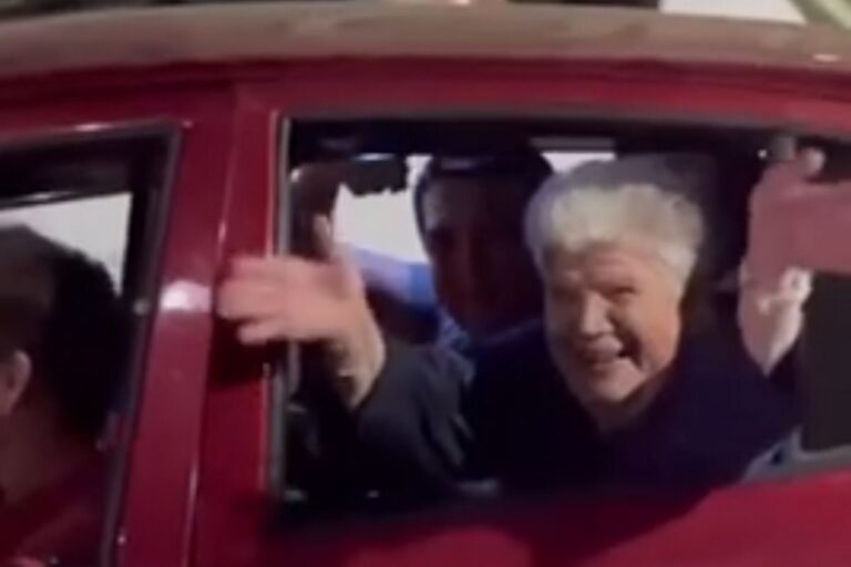 ΕΠΙΚΟ ΣΚΗΝΙΚΟ: Γιαγιά πανηγύρισε με την ψυχή της στους δρόμους του Πειραιά! (BINTEO)