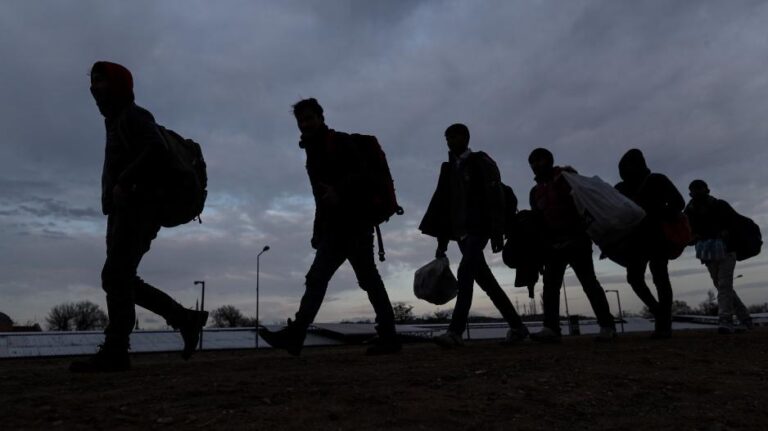 Δεκατέσσερις εγκλωβισμένοι μετανάστες στην πράσινη γραμμή…