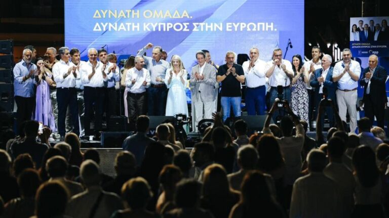 Στο πλευρό της Αννίτας, Αβέρωφ και Αναστασιάδης!
