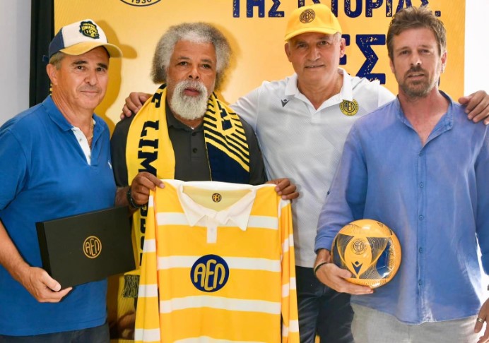 Παραδόθηκε η πρώτη συλλεκτική φανέλα της ΑΕΛ στους παλαίμαχους! (ΦΩΤΟΣ)
