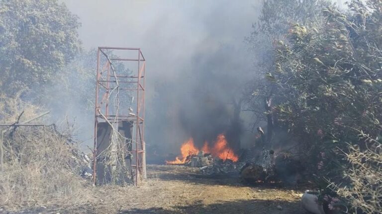 Κάηκε σπίτι οικογένειας στο Ψάθι, καταγγέλλει ολιγωρία ο Κοινοτάρχης…