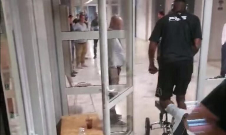 Στο ΟΑΚΑ και στο πλευρό του Ολυμπιακού ο Φαλ με ειδικό αμαξίδιο που μοιάζει με πατίνι!