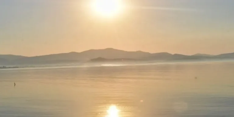 «Αγγίζει» τους 38 βαθμούς ο υδράργυρος – Πού αναμένονται μεμονωμένες βροχές