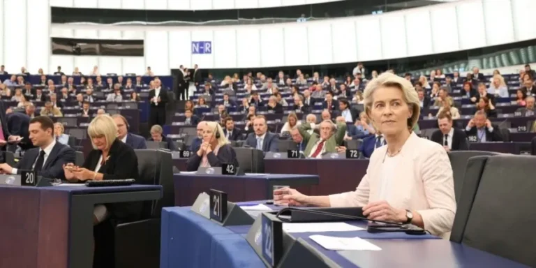 Φον ντερ Λάιεν: Στο «τιμόνι» της Ευρωπαϊκής Επιτροπής για ακόμα μια πενταετία