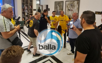 Το BALLA στο ξενοδοχείο της ΑΕΚ: To δώρο στον Αλμέιδα και οι…selfies! (ΦΩΤΟΣ)
