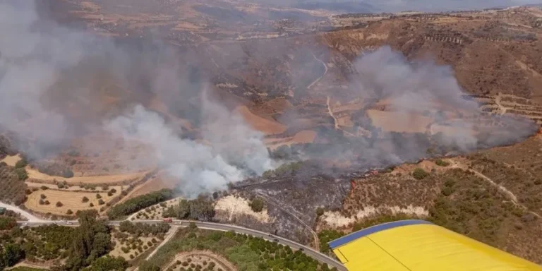Νέα πυρκαγιά στην επαρχία Πάφου- Στη μάχη τέσσερα πτητικά μέσα