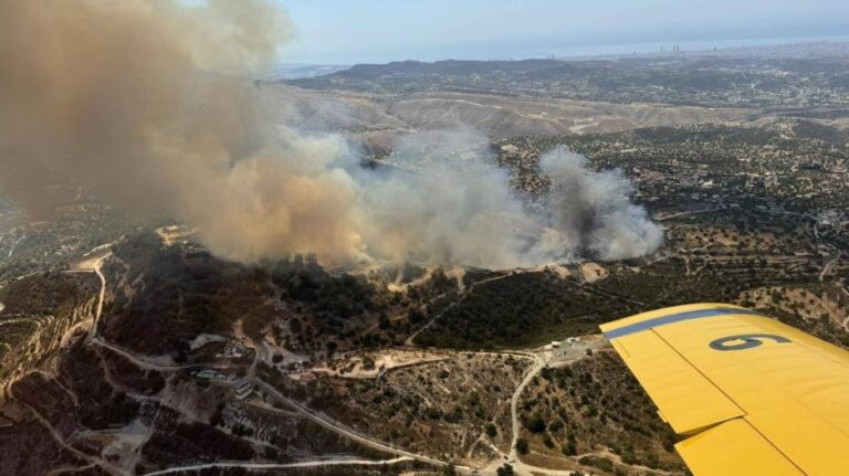 Επιχειρούν 5 πτητικά για την πυρκαγιά στην Απαισιά,ενισχύονται οι δυνάμεις
