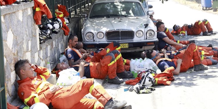 Συγκλονιστικές εικόνες-Πυροσβέστες αποκαμωμένοι από την υπεράνθρωπη μάχη στις φωτιές