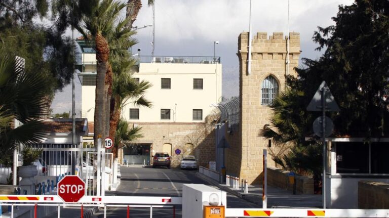Βρήκε κινητό σε κελί ο δεσμοφύλακας που δέχτηκε άγρια επίθεση από κρατούμενους!