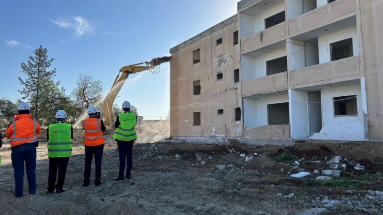 Κινδυνεύουν με έξωση επτά πρόσφυγες που δεν εγκαταλείπουν τα διαμερίσματά τους…