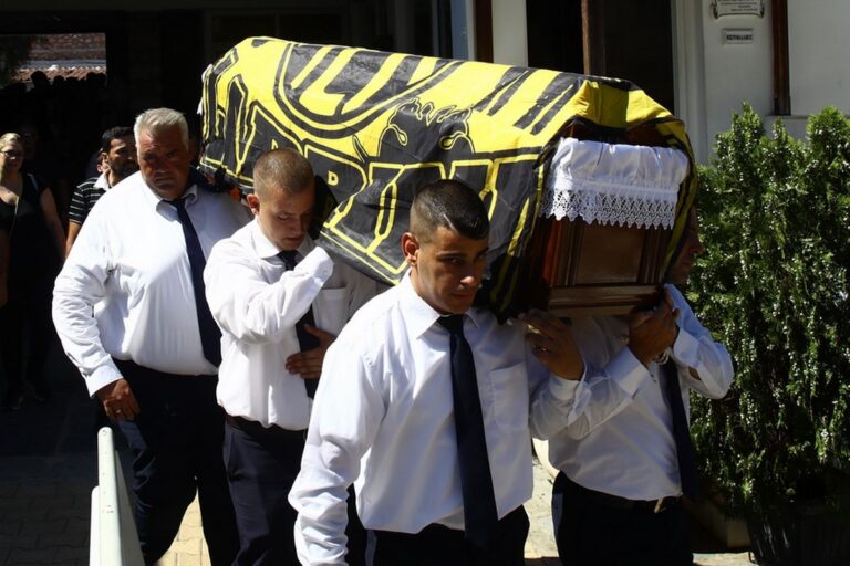 Το ύστατο χαίρε στον Νίκο Ξηροκώστα…
