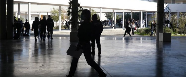 Με καινοτομίες, ίδιους κανονισμούς και κινητά η επιστροφή των μαθητών σε Γυμνάσια και Λύκεια…