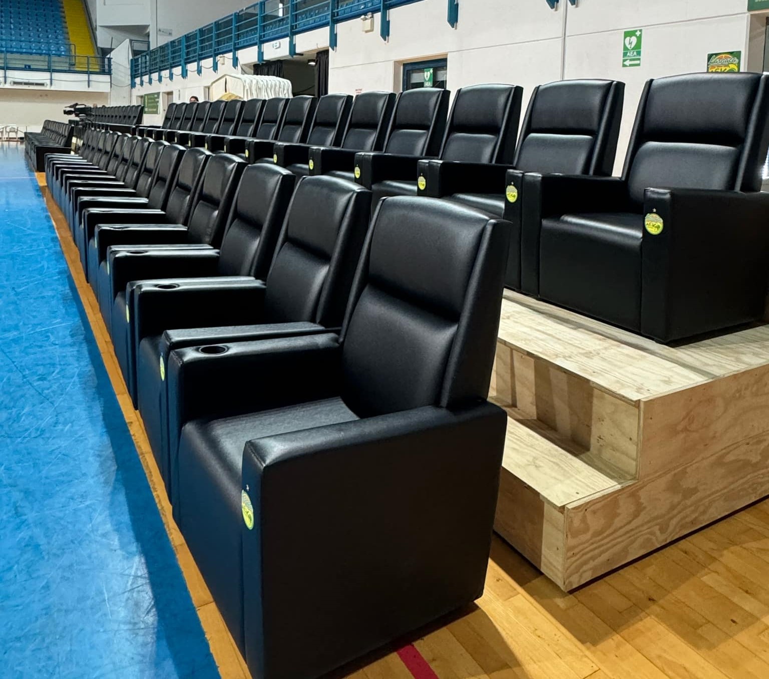 Οι νέες καρέκλες VIP στο «Κίτιον»… (ΦΩΤΟΣ)
