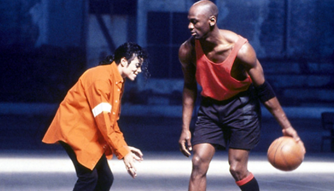 Όταν οι δύο θρυλικοί «MJ» συναντήθηκαν και αντάλλαξαν τα… ταλέντα τους… (ΒΙΝΤΕΟ)