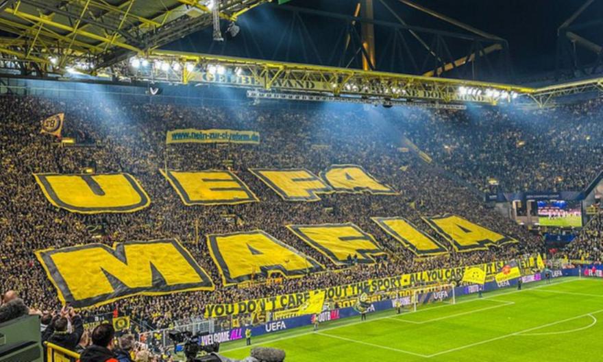 Κορεό κατά της UEFA από τους οπαδούς της Ντόρτμουντ!