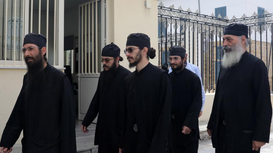 Τι σημαίνει η καθαίρεση των τριών Μοναχών και ποια η επόμενη μέρα γι’ αυτούς…