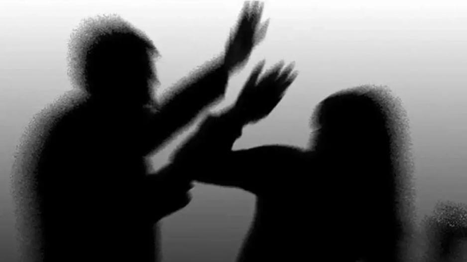 Μαθητής Γυμνασίου πετροβόλισε και έβρισε καθηγήτρια την ώρα του μαθήματος