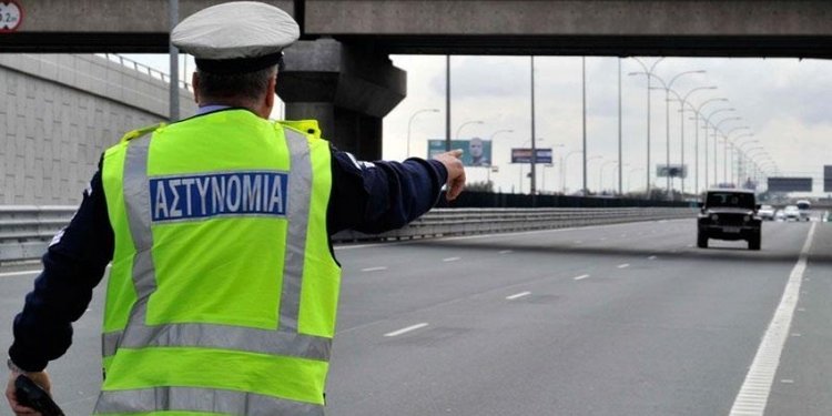 Φορτηγό προσέκρουσε στα κιγκλιδώματα στον αυτοκινητόδρομο-Διακόπτεται η κυκλοφορία