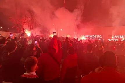 ΥΠΟΔΟΧΗ ΗΡΩΩΝ: Οι φίλοι του Ολυμπιακού αποθέωσαν τον Μεντιλίμπαρ και τους παίκτες του!