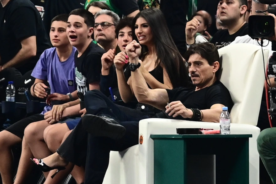 ΜΟΝΟ ΑΥΤΟΣ…